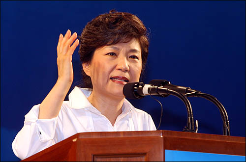 한나라당 대선 후보선출 전북지역 합동연설회가 열린 전주 화산체육관에서 박근혜 후보가 연설하고 있다.